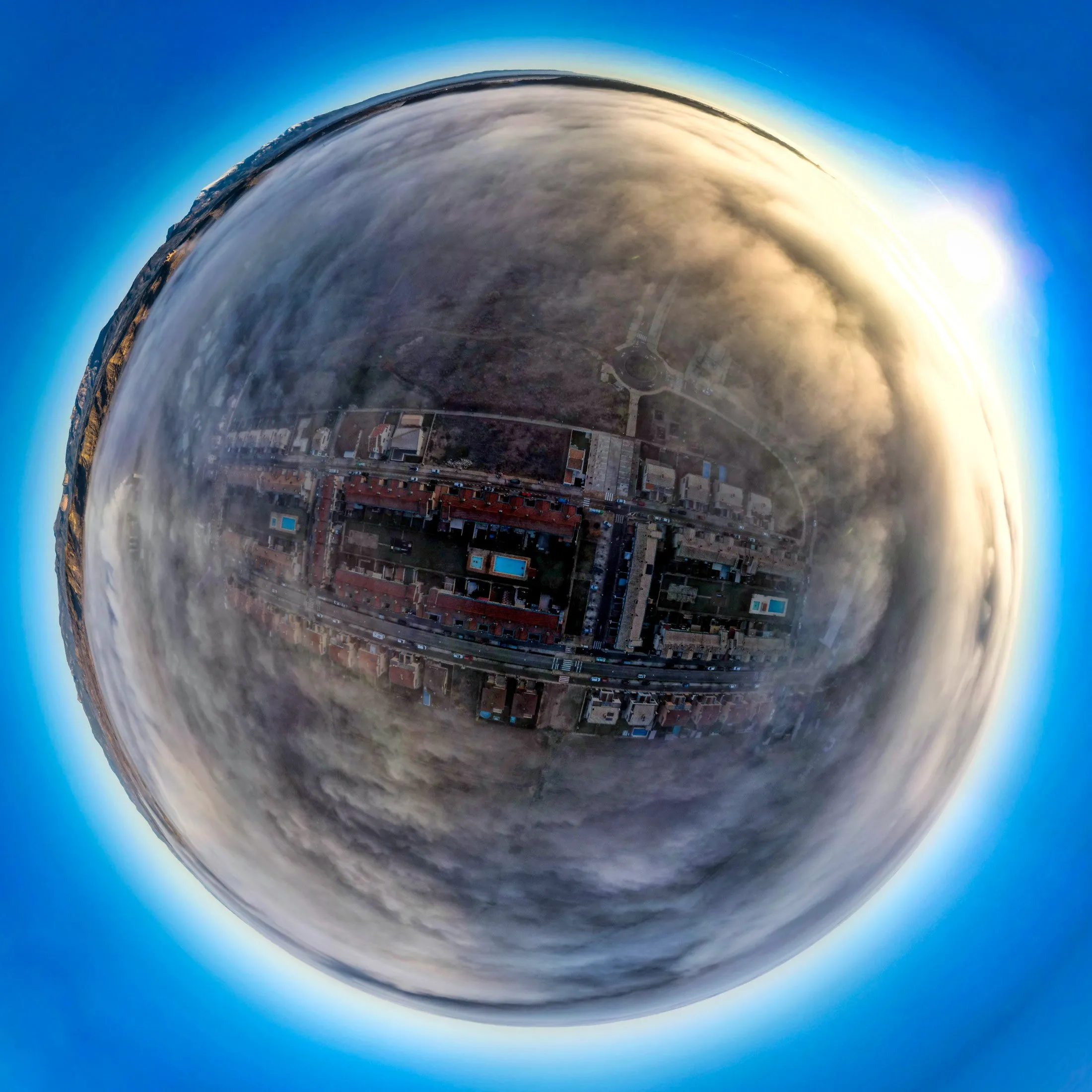 Vista grande de Planeta Tierz Niebla