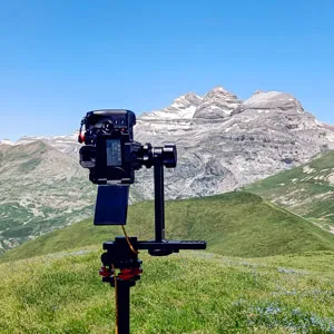 Cámara de fotos con trípode y rótula nodal